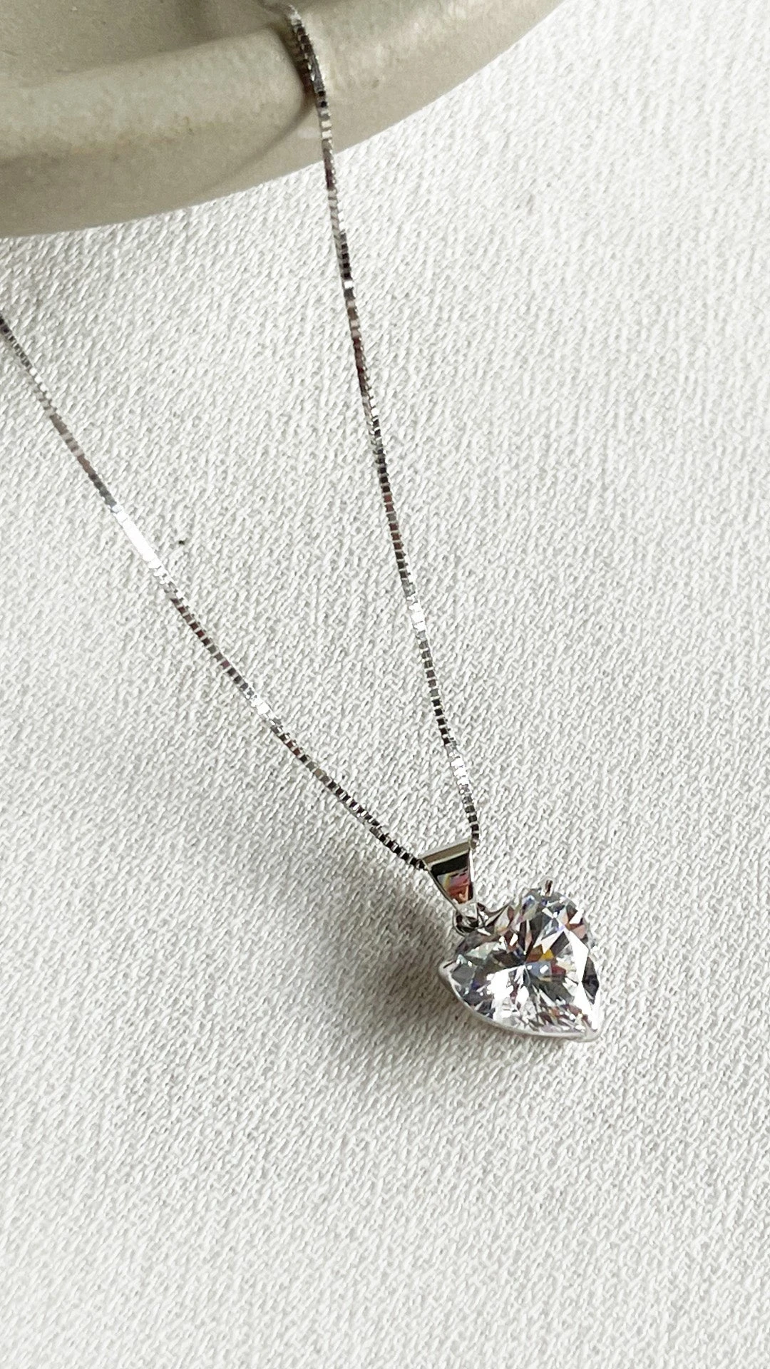 Camden Heart Pendant White Gold 13 Camden Heart Pendant White Gold - Image 11