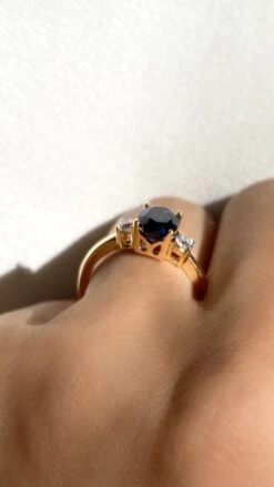 Elizabeth Ring 3.00ct Sapphire 18K Yellow Gold -Lustre Jewelry Shop ElizabethRing SA YG Still4 cc61f753 3d24 41b8 8f5c e7e7c87a99ef