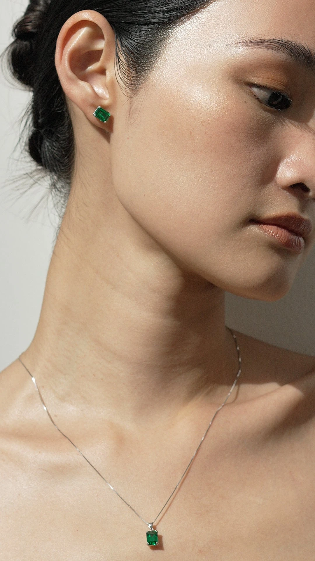 Fulton Emerald Green Necklace White Gold 6 Fulton Emerald Green Necklace White Gold - Image 5