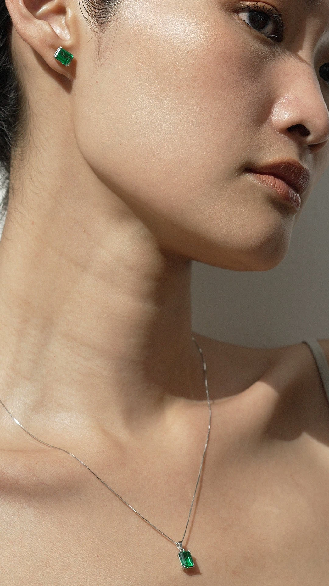 Fulton Emerald Green Necklace White Gold 8 Fulton Emerald Green Necklace White Gold - Image 7