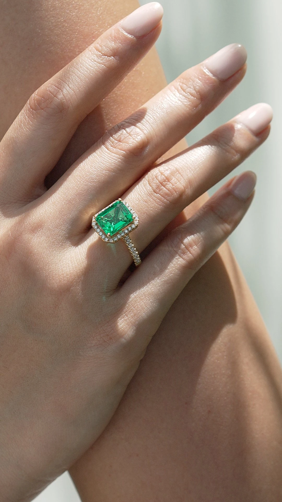 Mallory Ring 3.00ct Emerald 18K Yellow Gold 9 Mallory Ring 3.00ct Emerald 18K Yellow Gold - Image 7