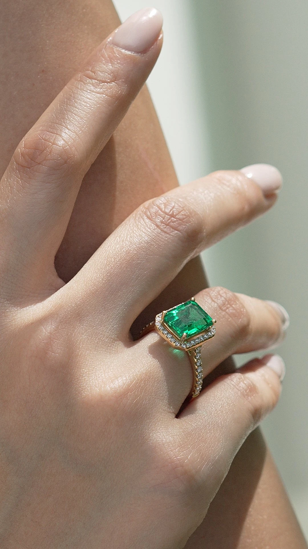 Mallory Ring 3.00ct Emerald 18K Yellow Gold 6 Mallory Ring 3.00ct Emerald 18K Yellow Gold - Image 4
